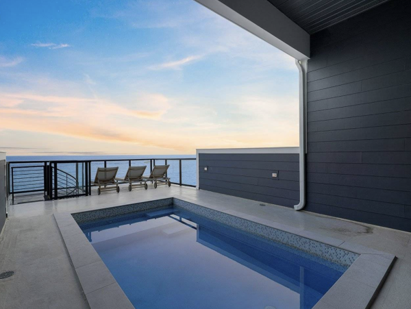 Beachfront Luxury Six Bedroom Vacation Rental in Destin with Rooftop Pool